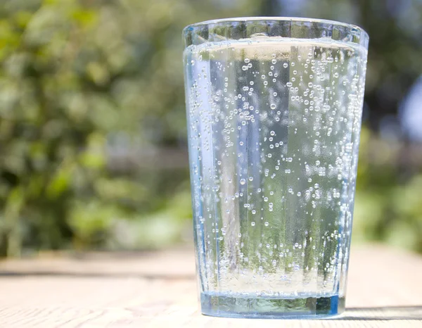 Καθαρό πόσιμο μεταλλικό νερό σε ποτήρι — Φωτογραφία Αρχείου