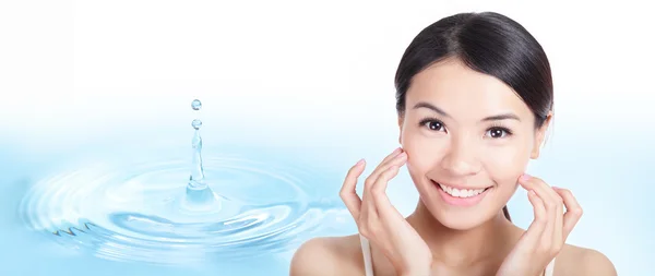 Skincare faccia donna con sfondo goccia d'acqua — Foto Stock