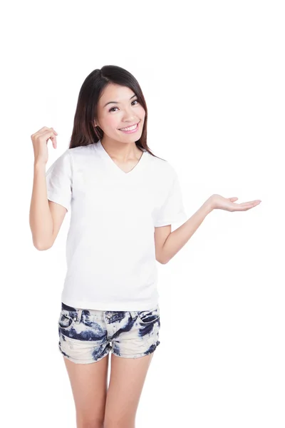 Κορίτσι χαμόγελο εμφάνιση εισαγάγει λευκό t-shirt με το χέρι — Φωτογραφία Αρχείου