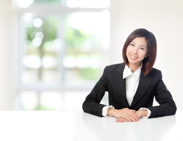 Mulher de negócios sorrir e sentar no escritório — Fotografia de Stock
