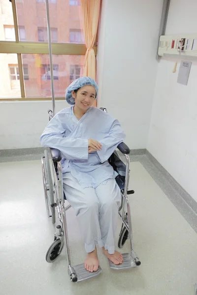 Пациентка сидит на инвалидной коляске — стоковое фото