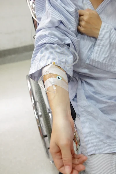 Main du patient avec goutte à goutte intraveineuse — Photo