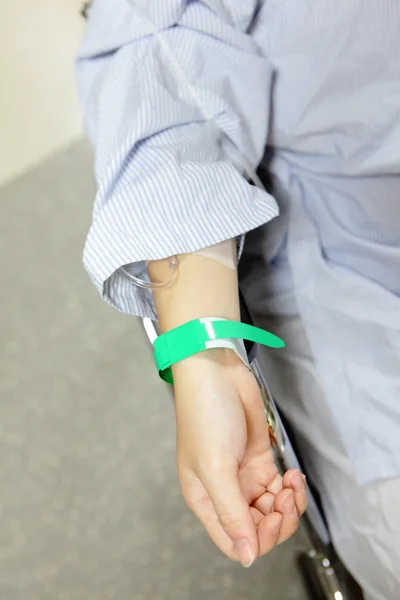 Patiënt hand voordat chirurgie — Stockfoto