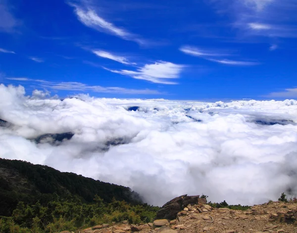 Montanha alta com nuvem e céu azul — Fotografia de Stock