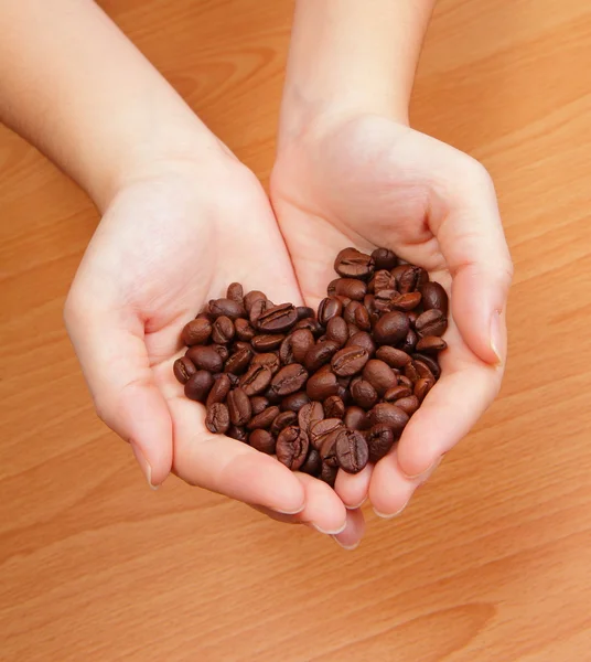 Grão de café na mão — Fotografia de Stock