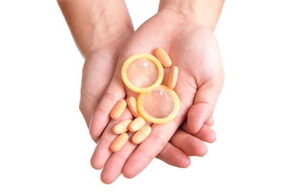 Kondom und Medikamente mit der Hand — Stockfoto