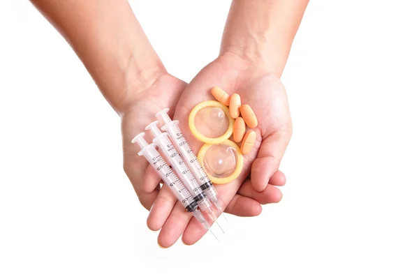 Ilaç, şırınga iğnesi ve prezervatif — Stok fotoğraf