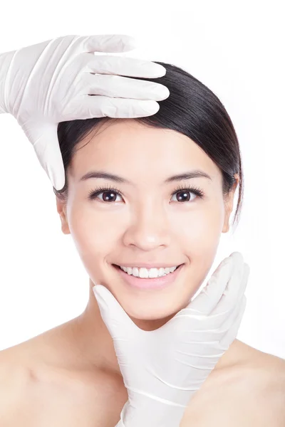 Plastische chirurgie aan te raken de mooie vrouw gezicht — Stockfoto