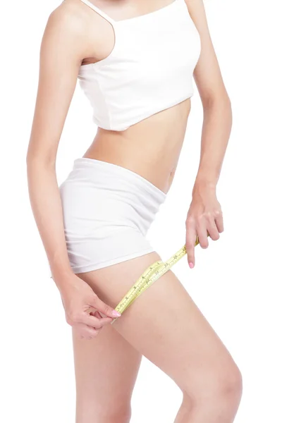Femme mesurant sa jambe après un régime — Photo