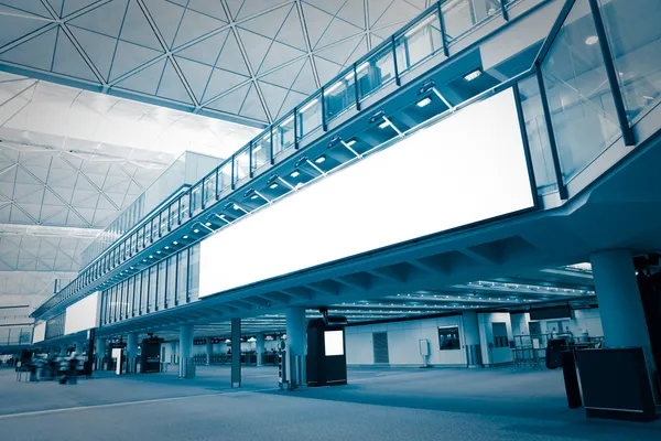 Große weiße Plakatwand im Flughafen — Stockfoto