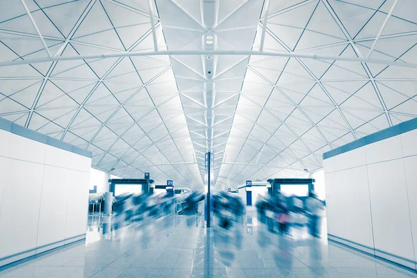 Aeropuerto con pasajeros desenfocados en movimiento —  Fotos de Stock