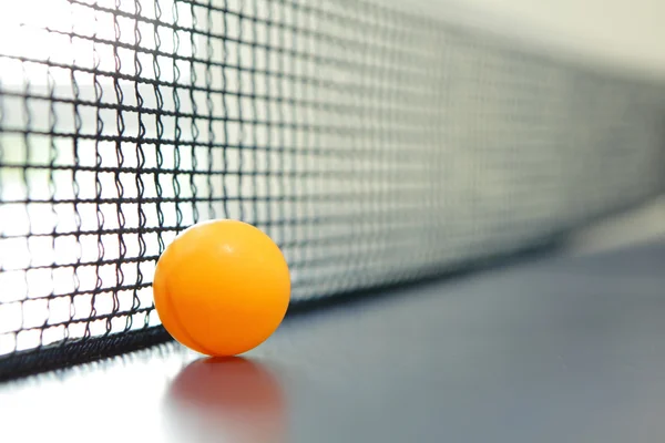 Pomarańczowy tenis stołowy piłka — Zdjęcie stockowe