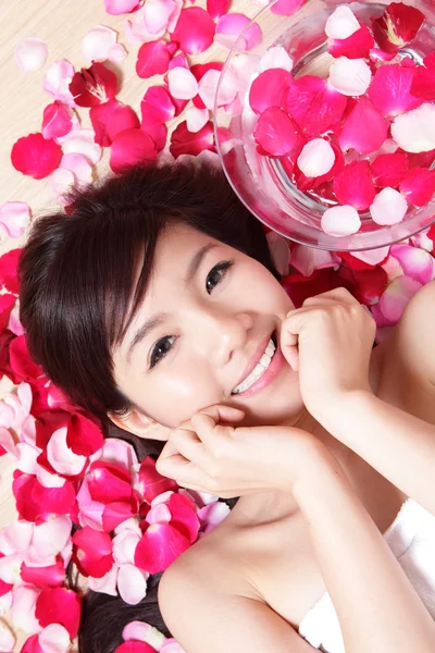 Mulher sorriso Rosto de perto com rosa vermelha — Fotografia de Stock