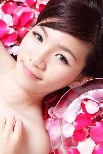 Kuuroord vrouw gezicht close-up met rode roos — Stockfoto