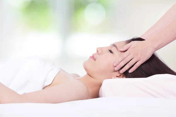 Donna sdraiata su un lettino da massaggio in un centro benessere — Foto Stock
