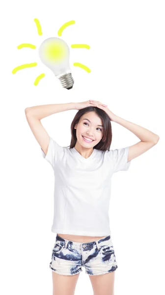 Mladá žena mít dobrý nápad s žárovka — Stock fotografie