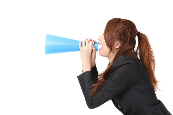 Podekscytowany biznes kobieta krzyczy przez megafon — Zdjęcie stockowe