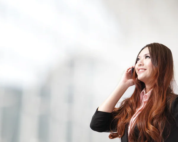 Affärskvinna glad tala mobiltelefon — Stockfoto