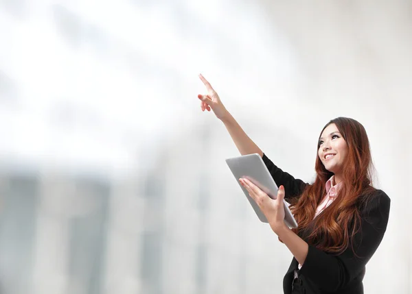 Женщина с помощью планшетного ПК и пальца точку копирования пространство — стоковое фото