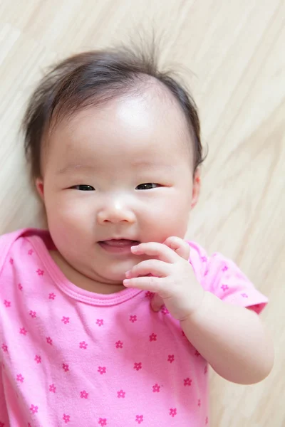 Söt flicka baby leende ansikte — Stockfoto