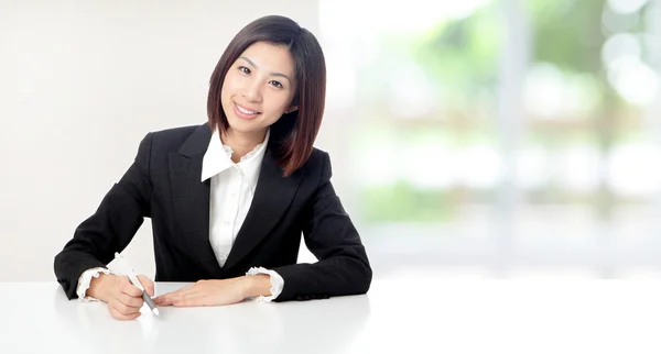 Business woman leende arbetar på kontor — Stockfoto