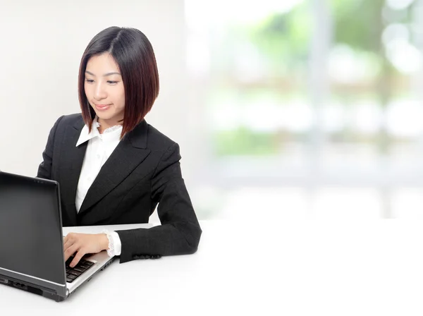Γυναίκα των επιχειρήσεων χρησιμοποιώντας υπολογιστή στο γραφείο — Φωτογραφία Αρχείου