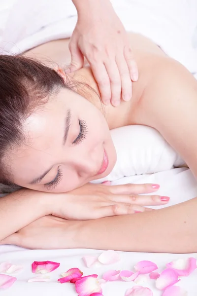 Massaggio donna su schiena e spalle — Foto Stock