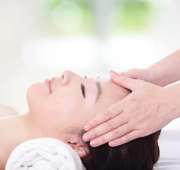 Крупный план женщины в массаж головы, спа — стоковое фото