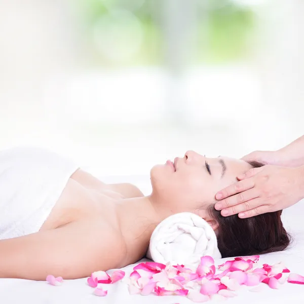Mulher gosta de massagem facial e na cabeça no spa — Fotografia de Stock