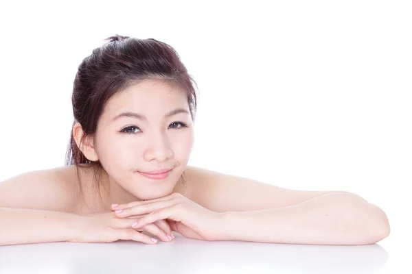 アジア人の少女の笑顔の顔のクローズ アップ — ストック写真