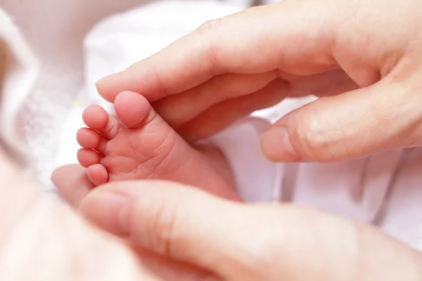 Kleine baby voeten close-up — Stockfoto