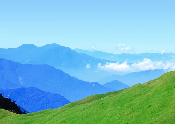 Montagna verde con bel cielo blu — Foto Stock