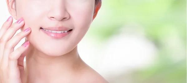 Vrouw glimlach lippen met gezondheid tanden close-up — Stockfoto