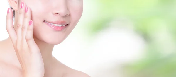 Vrouw glimlach mond met gezondheid tanden close-up — Stockfoto