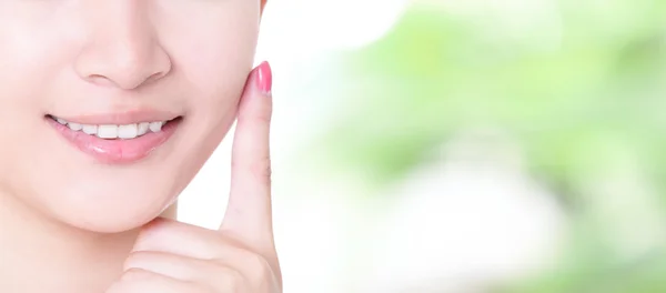 Mulher sorrir boca com dentes de saúde de perto — Fotografia de Stock