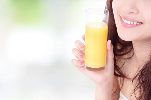 Close up de mulher boca com suco de laranja — Fotografia de Stock