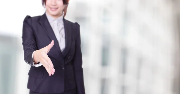 ビジネスの女性は笑顔で握手を与える — ストック写真