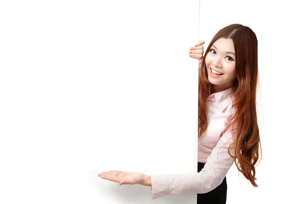 Geschäftsfrau mit glücklichem Lächeln zeigt leere Plakatwand — Stockfoto