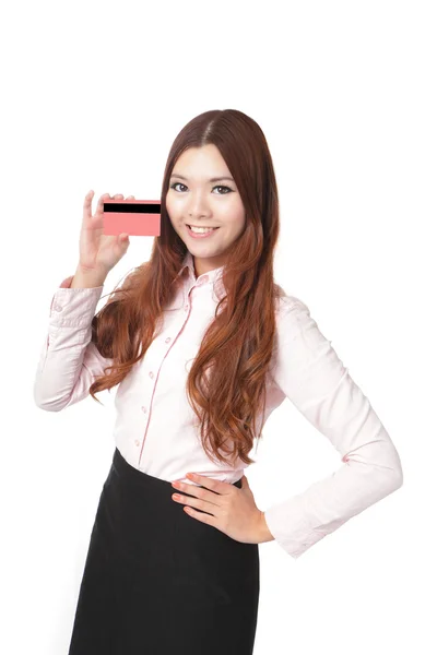 Geschäftsfrau lächelt und nimmt Kreditkarte — Stockfoto