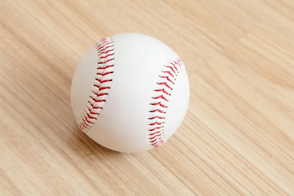 Beisebol com fundo de madeira — Fotografia de Stock