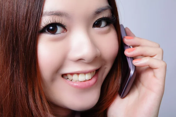 Kobieta mówiąc telefon komórkowy z słodki uśmiech — Zdjęcie stockowe