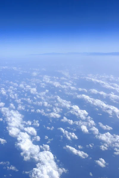 Błękitne niebo chmury widok z samolotu na samolot — Zdjęcie stockowe