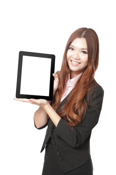 Business woman leende och visar TabletPC — Stockfoto