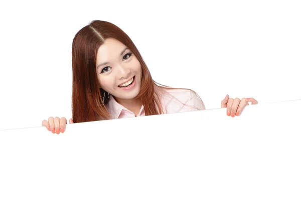 Geschäftsfrau mit glücklichem Lächeln zeigt leere Plakatwand — Stockfoto