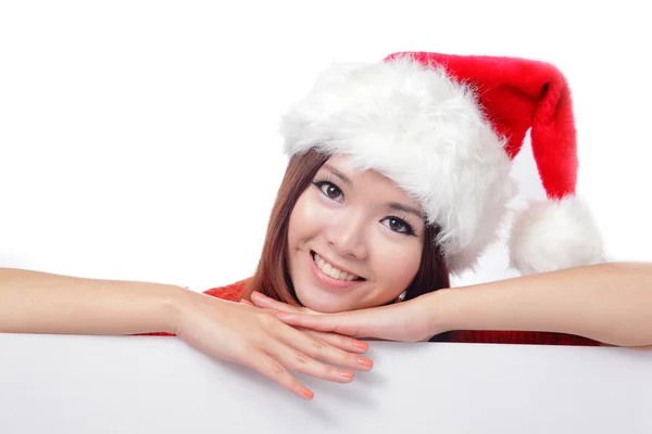 Різдвяна молода дівчина показує порожній рекламний щит — стокове фото