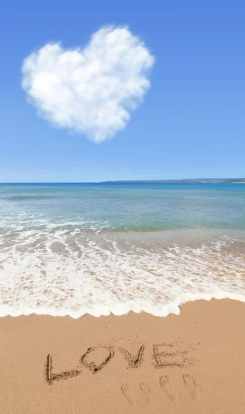Yaz aylarında kumsalda aşk — Stok fotoğraf