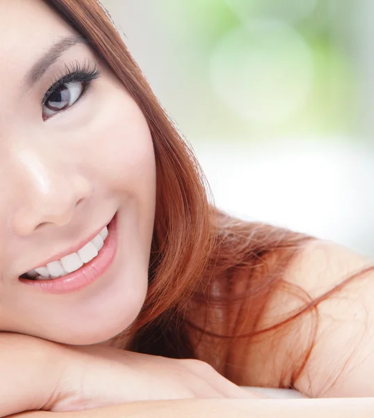 Metade cara jovem mulher sorrir com dentes de saúde — Fotografia de Stock