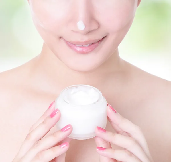 Mujer sonrisa con crema hidratante — Foto de Stock