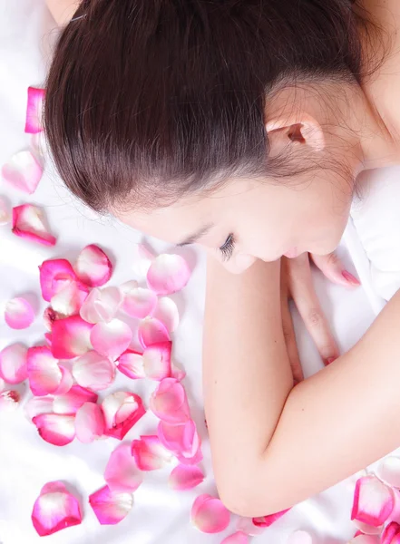 Vacker kvinna leende får massage — Stockfoto