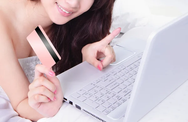 Жінка купує онлайн з кредитною карткою на ноутбуці — стокове фото